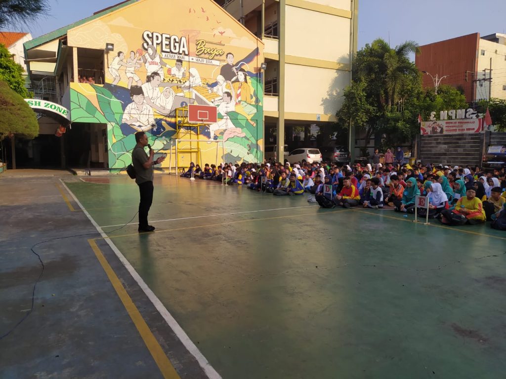 Bapak Syahrowi Memberikan Sambutan dan Pengarahan di Pembukaan Kegiatan Pra-MPLS SMPN 3 Surabaya Tahun Ajaran 2025-2026